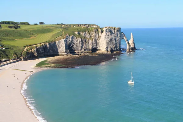 Plaj ve kayalıklarla Etretat Fransa — Stok fotoğraf