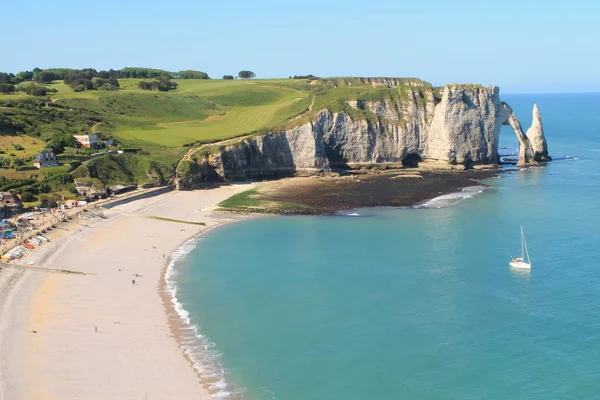 Playa y acantilados de Etretat en Francia — Foto de Stock