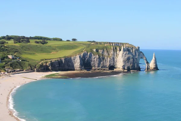 Pláže a útesy Etretat, turistické a zemědělství Normane francouzského města — Stock fotografie