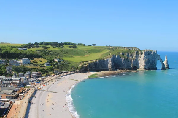 Acantilados y playa de Etretat, Francia — Foto de Stock