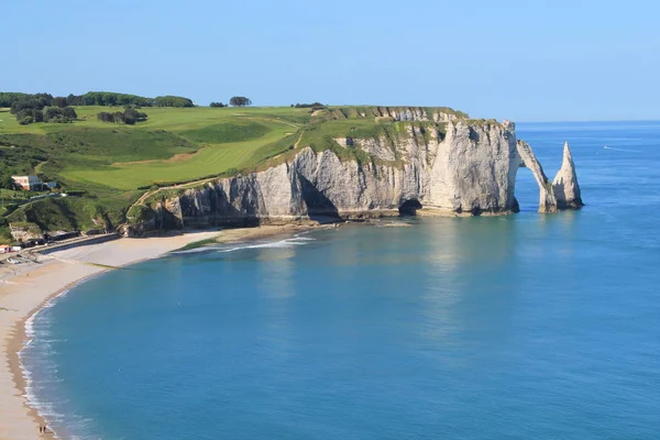 Stranden ans klipporna i Étretat i Frankrike Royaltyfria Stockbilder
