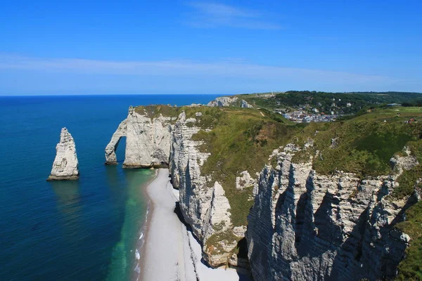 Пляж і скелі Етрета, Франція — стокове фото