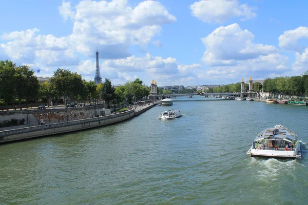 Po Sekwanie w Paryżu, stolicy Francji — Zdjęcie stockowe