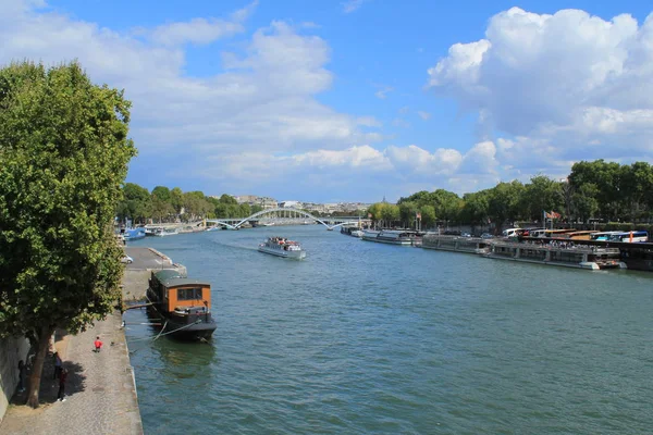 Η ποταμό Σηκουάνα στο Παρίσι, πρωτεύουσα πόλη της Γαλλίας — Φωτογραφία Αρχείου
