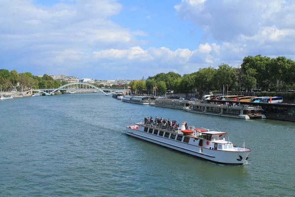 Η ποταμό Σηκουάνα στο Παρίσι, πρωτεύουσα πόλη της Γαλλίας — Φωτογραφία Αρχείου