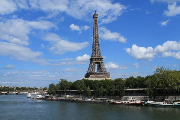 The Eiffel Tower in Paris, France — Stock Photo, Image