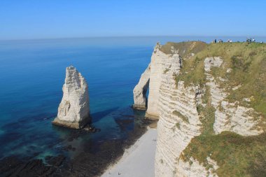 Plaj ve kayalıklarla Etretat, turizm ve tarım norman Fransız şehir