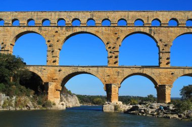 Pont du Gard, Güney Fransa'da Gardon Nehri geçerek antik bir Roma su kemeri