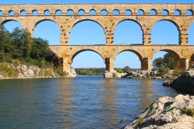 Pont du Gard, Güney Fransa'da Gardon Nehri geçerek antik bir Roma su kemeri