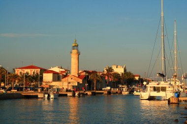 Deniz feneri ve eski bağlantı noktası Grau du roi, Fransa Occitanie sahil bölgesindeki bir çare