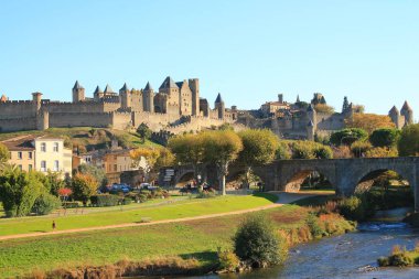 Carcassonne müstahkem şehir ve Pont Vieux Aude nehir geçiş