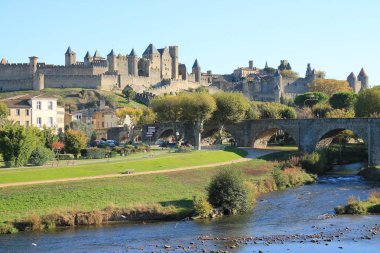 Carcassonne müstahkem şehir ve Pont Vieux Aude nehir geçiş