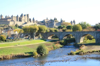 Carcassonne müstahkem şehir ve Pont Vieux Aude nehir geçiş