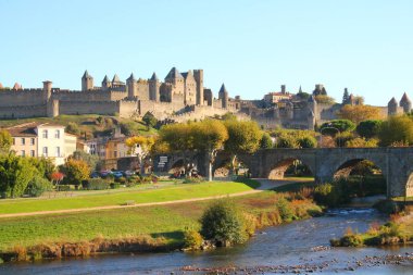 Carcassonne müstahkem şehir ve Pont Vieux Aude nehir geçiş