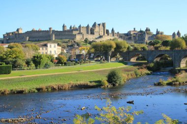 Carcassonne müstahkem şehir ve Pont Vieux Aude nehir geçiş