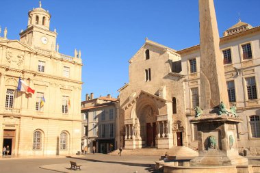 Cumhuriyet Meydanı, tarihi merkez Arles, Fransa kalbinde yer  
