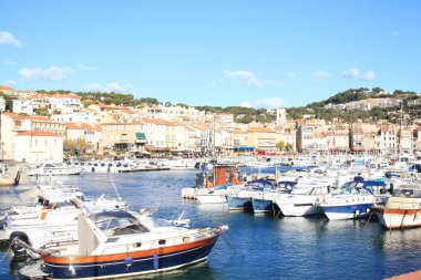 Cassis, Marsilya, Fransa'nın Doğu Akdeniz kıyısında yer alan bir tatil beldesi