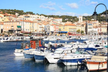 Cassis, Marsilya, Fransa'nın Doğu Akdeniz kıyısında yer alan bir tatil beldesi