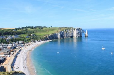 Plaj ve kayalıklarla Etretat, turizm ve tarım norman Fransız şehir