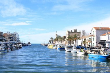 Deniz feneri ve eski bağlantı noktası Grau du roi, Fransa Occitanie sahil bölgesindeki bir çare
