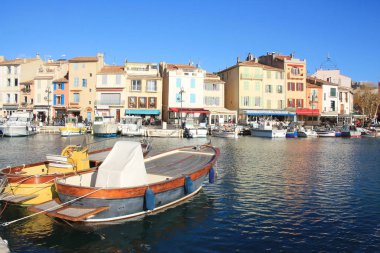 Cassis, Marsilya, Fransa'nın Doğu Akdeniz kıyısında yer alan bir tatil beldesi