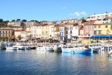 Cassis, Marsilya, Fransa'nın Doğu Akdeniz kıyısında yer alan bir tatil beldesi
