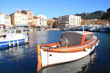 Cassis, Marsilya, Fransa'nın Doğu Akdeniz kıyısında yer alan bir tatil beldesi