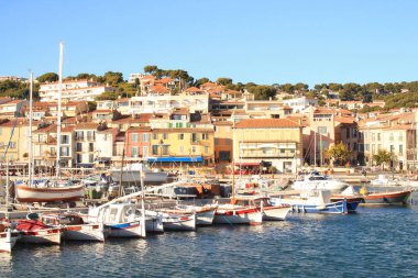 Cassis, Marsilya, Fransa'nın Doğu Akdeniz kıyısında yer alan bir tatil beldesi
