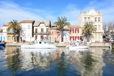 Deniz feneri ve eski bağlantı noktası Grau du roi, Fransa Occitanie sahil bölgesindeki bir çare