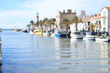 Deniz feneri ve eski bağlantı noktası Grau du roi, Fransa Occitanie sahil bölgesindeki bir çare