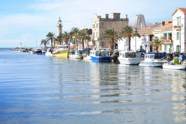Deniz feneri ve eski bağlantı noktası Grau du roi, Fransa Occitanie sahil bölgesindeki bir çare