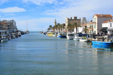 Deniz feneri ve eski bağlantı noktası Grau du roi, Fransa Occitanie sahil bölgesindeki bir çare