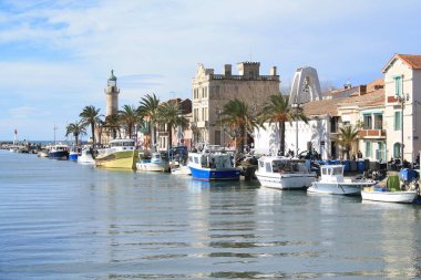 Deniz feneri ve eski bağlantı noktası Grau du roi, Fransa Occitanie sahil bölgesindeki bir çare