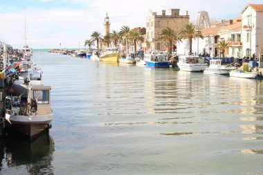Deniz feneri ve eski bağlantı noktası Grau du roi, Fransa Occitanie sahil bölgesindeki bir çare