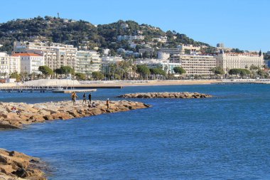 Cannes ve Croisette Bulvarı boyunca waterfront French Riviera, Fransa için panoramik manzaralı