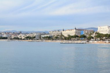 Cannes ve Croisette Bulvarı boyunca waterfront French Riviera, Fransa için panoramik manzaralı