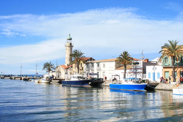 Deniz feneri ve eski bağlantı noktası Grau du roi, Fransa Occitanie sahil bölgesindeki bir çare