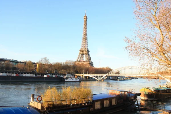 資本とフランスの最も人口の多い都市 パリのエッフェル塔や川セーヌ川 — ストック写真