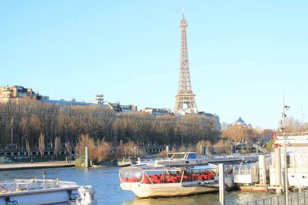資本とフランスの最も人口の多い都市 パリのエッフェル塔や川セーヌ川 — ストック写真