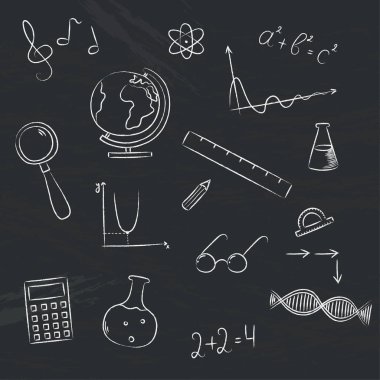 Okul öğeleri kara tahta üzerinde