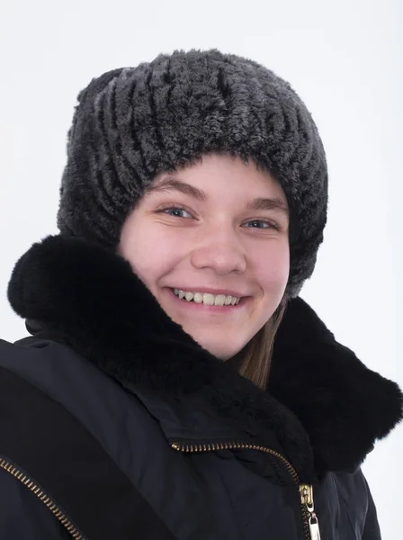 Πορτρέτο μιας έφηβης με χειμωνιάτικα ρούχα — Φωτογραφία Αρχείου
