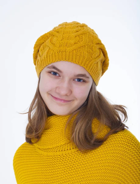 Улыбающаяся девушка в жёлтом свитере — стоковое фото