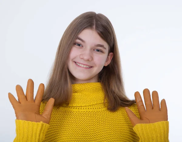 Улыбающаяся девушка в жёлтом свитере — стоковое фото