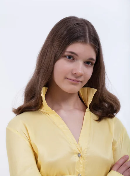Szoros portré egy hosszú hajú lányról sárga blúzban, álló gallérral. — Stock Fotó