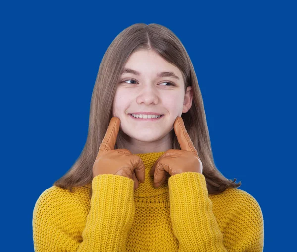 Χαμογελαστό κορίτσι με κίτρινο πουλόβερ — Φωτογραφία Αρχείου