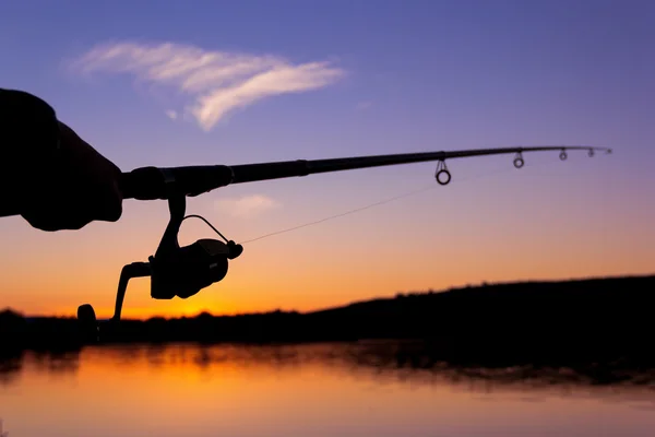 Pesca ao pôr do sol perto do mar — Fotografia de Stock