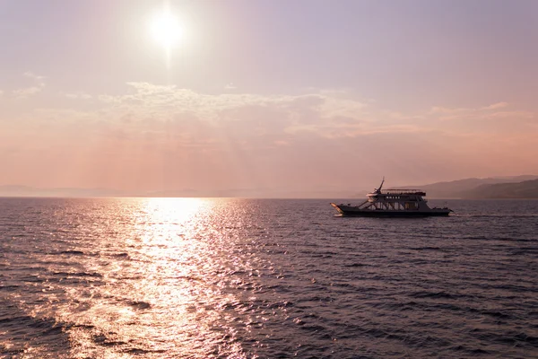 Bateau naviguant en mer contre le ciel au coucher du soleil — Photo