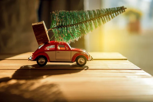 Ретро іграшковий автомобіль з крихітною ялинкою — стокове фото