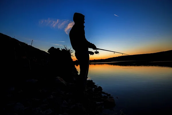 Pesca ao pôr do sol perto do mar 2 — Fotografia de Stock