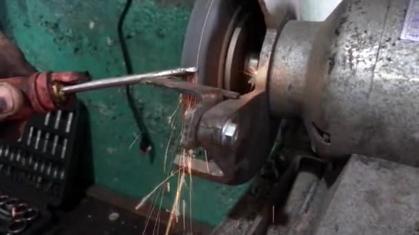 Artesano moliendo una pieza de metal en su taller — Vídeo de stock